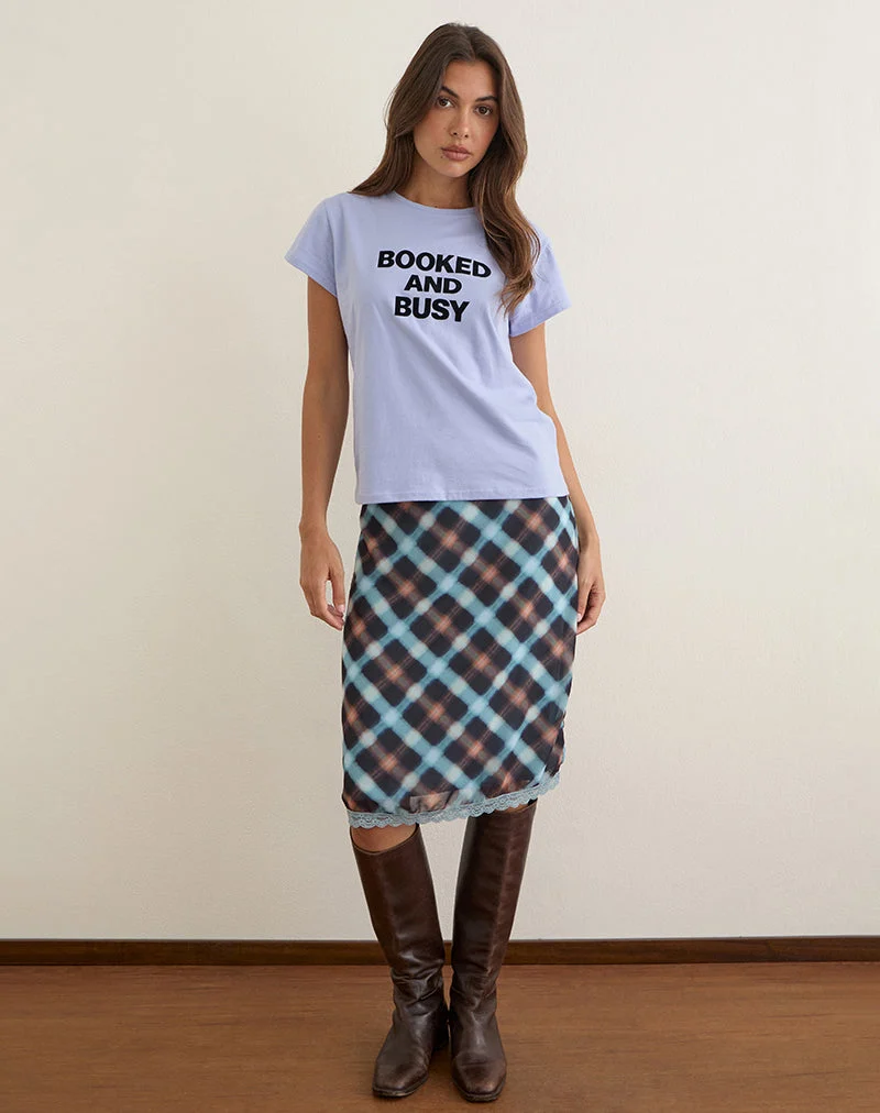 Clio Baggy-T-Shirt in Flieder mit dem Aufdruck „Booked and Busy“