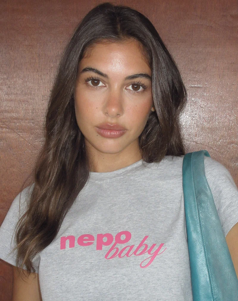 Clio Baggy-T-Shirt in Grau meliert mit „Nepo Baby“-Aufdruck