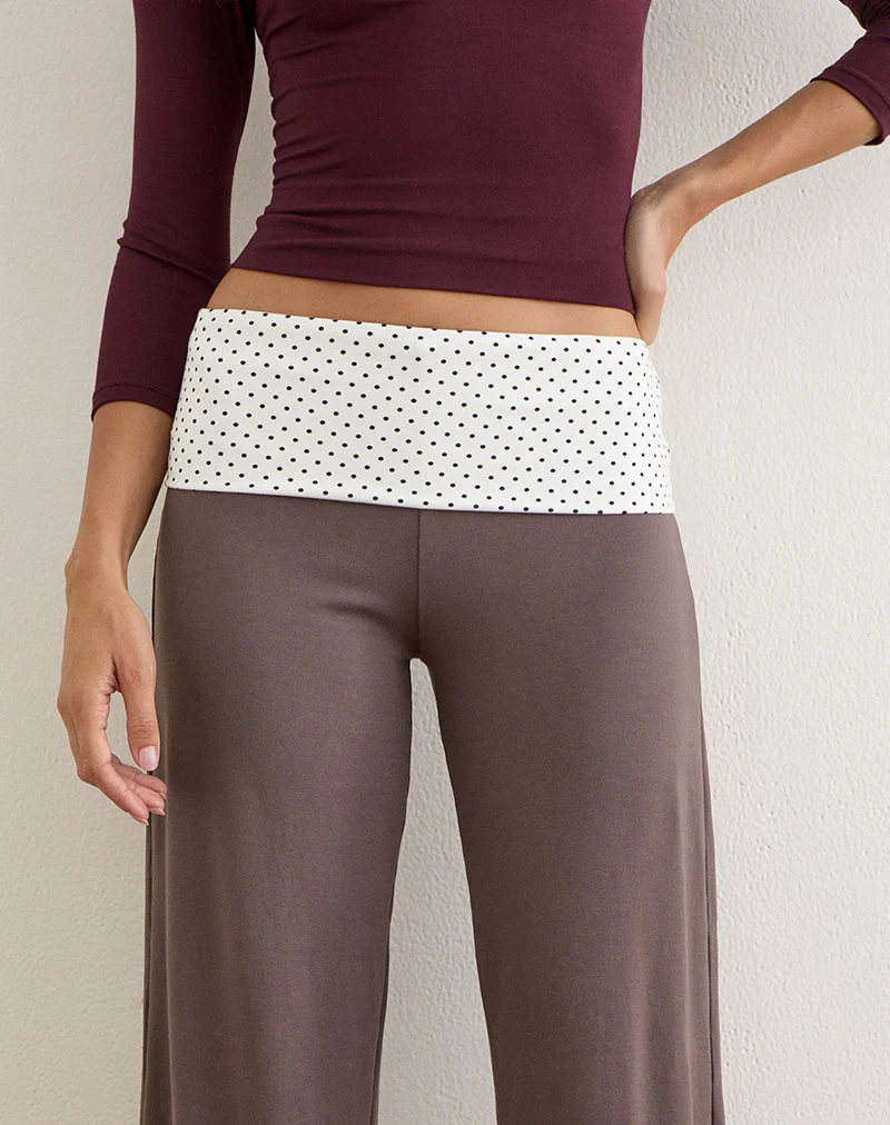 Coreta-Hose mit Umschlag in der Farbe „Peppercorn“ mit weißem Bund mit Polka-Dots