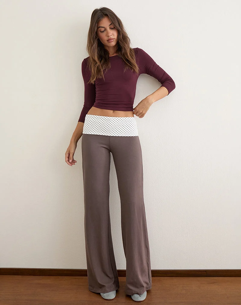 Coreta-Hose mit Umschlag in der Farbe „Peppercorn“ mit weißem Bund mit Polka-Dots