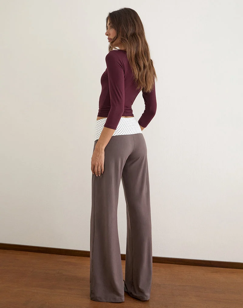 Coreta-Hose mit Umschlag in der Farbe „Peppercorn“ mit weißem Bund mit Polka-Dots