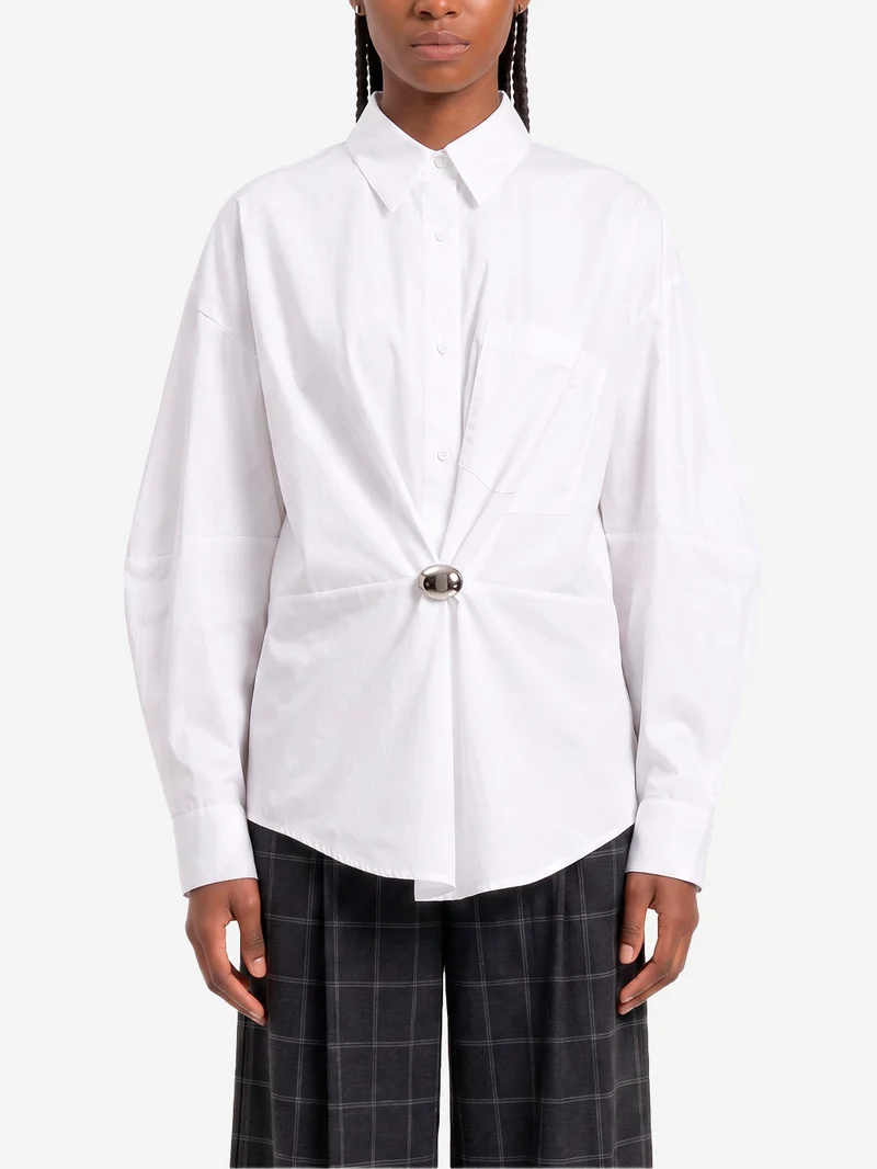 Camicia bianca oversize con spilla