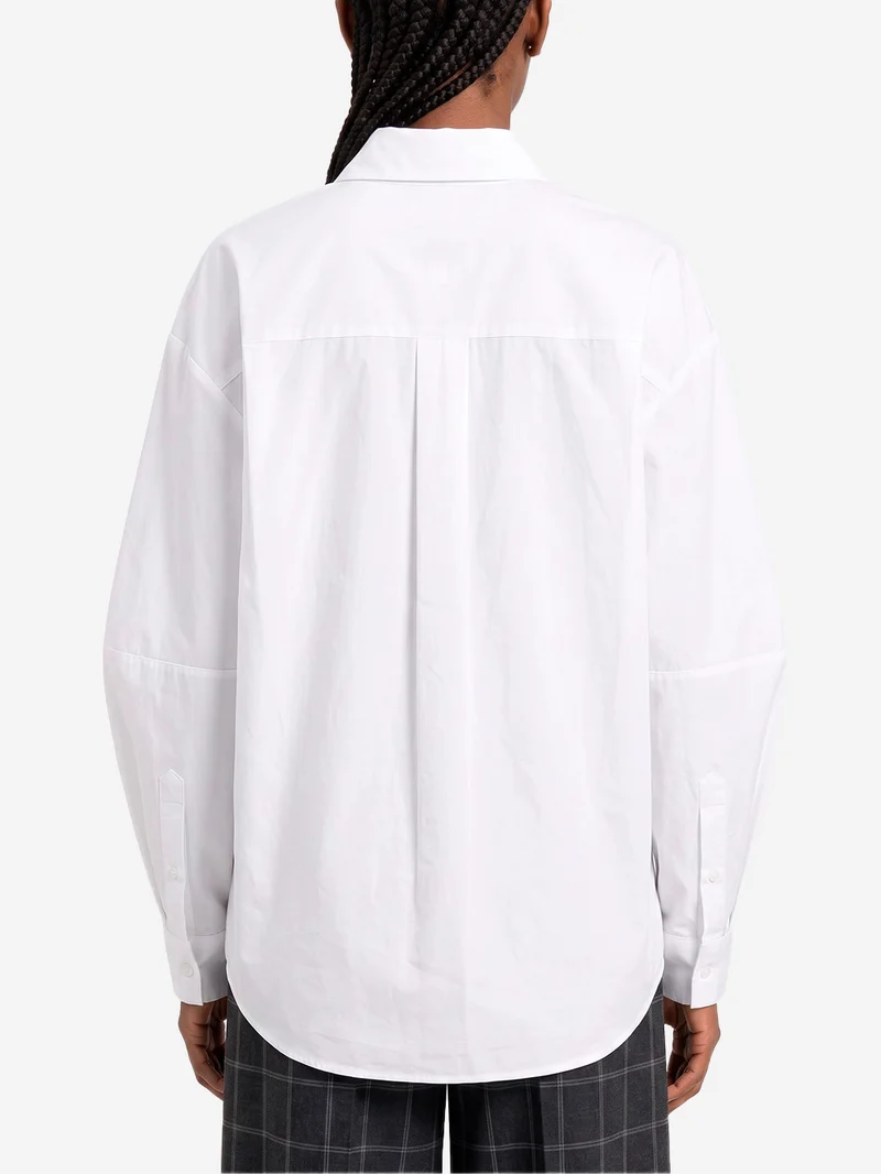 Camicia bianca oversize con spilla