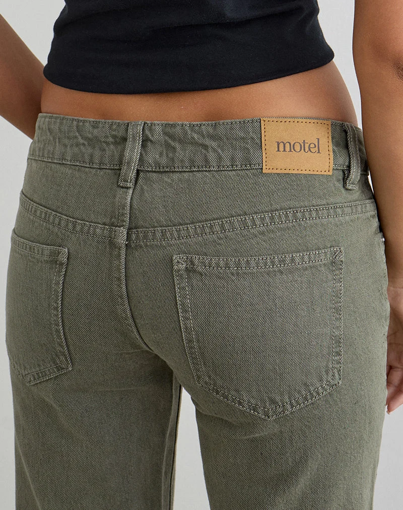 Flare-Jeans mit extra niedriger Leibhöhe in Olivgrün