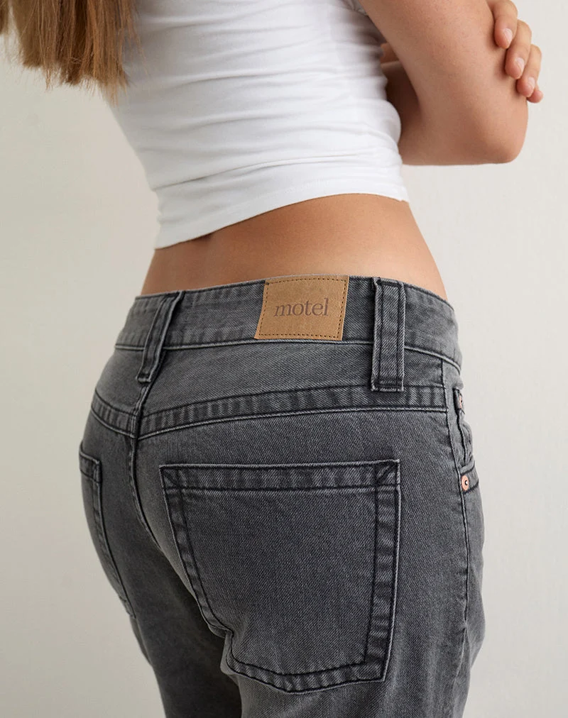 Jeans mit niedriger Leibhöhe und verdrehten Nähten in gewaschenem Schwarzgrau