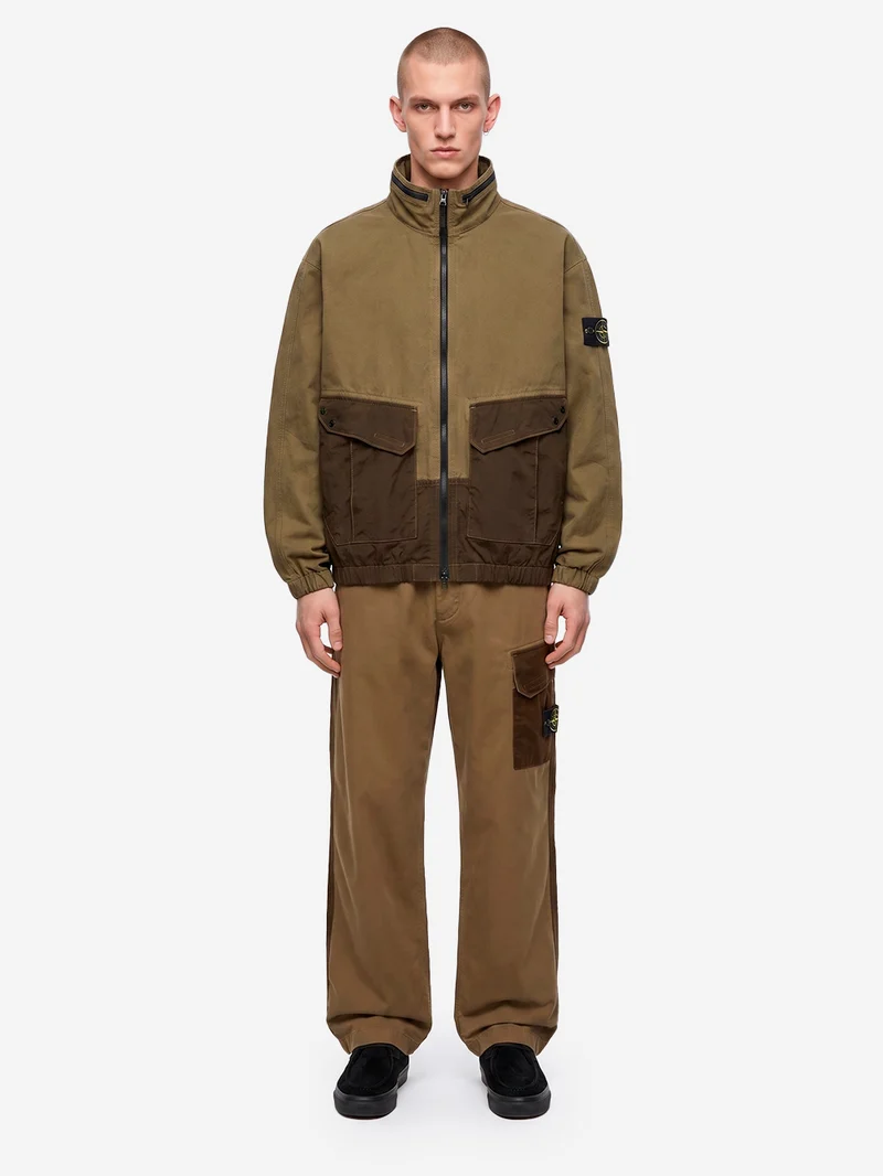Giacca verde militare in cotone con inserti in nylon e logo patch