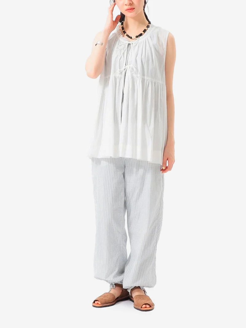 Camicia senza maniche bianca in sheer di cotone con lacci e pieghe