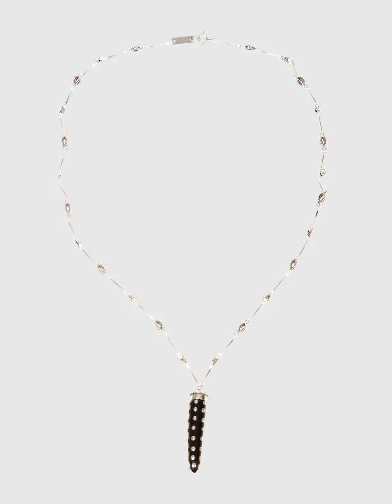 Lange Halskette mit Horn-Anhänger und Nieten-Details