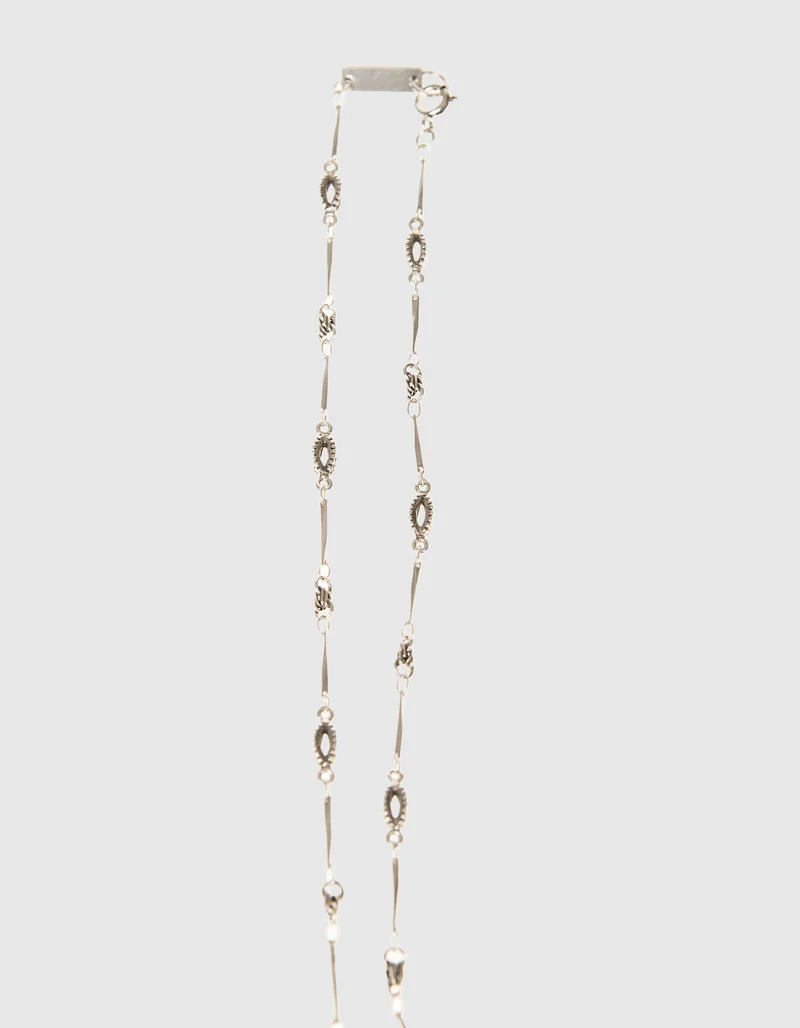 Lange Halskette mit Horn-Anhänger und Nieten-Details