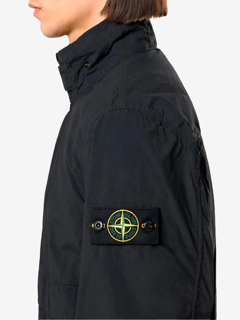 Giacca nera con colletto rigido e antigoccia in nylon smerigliato