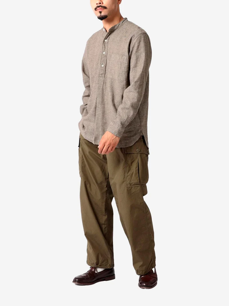 Camicia pullover marrone in misto lino con trama a spina di pesce e collo alla coreana