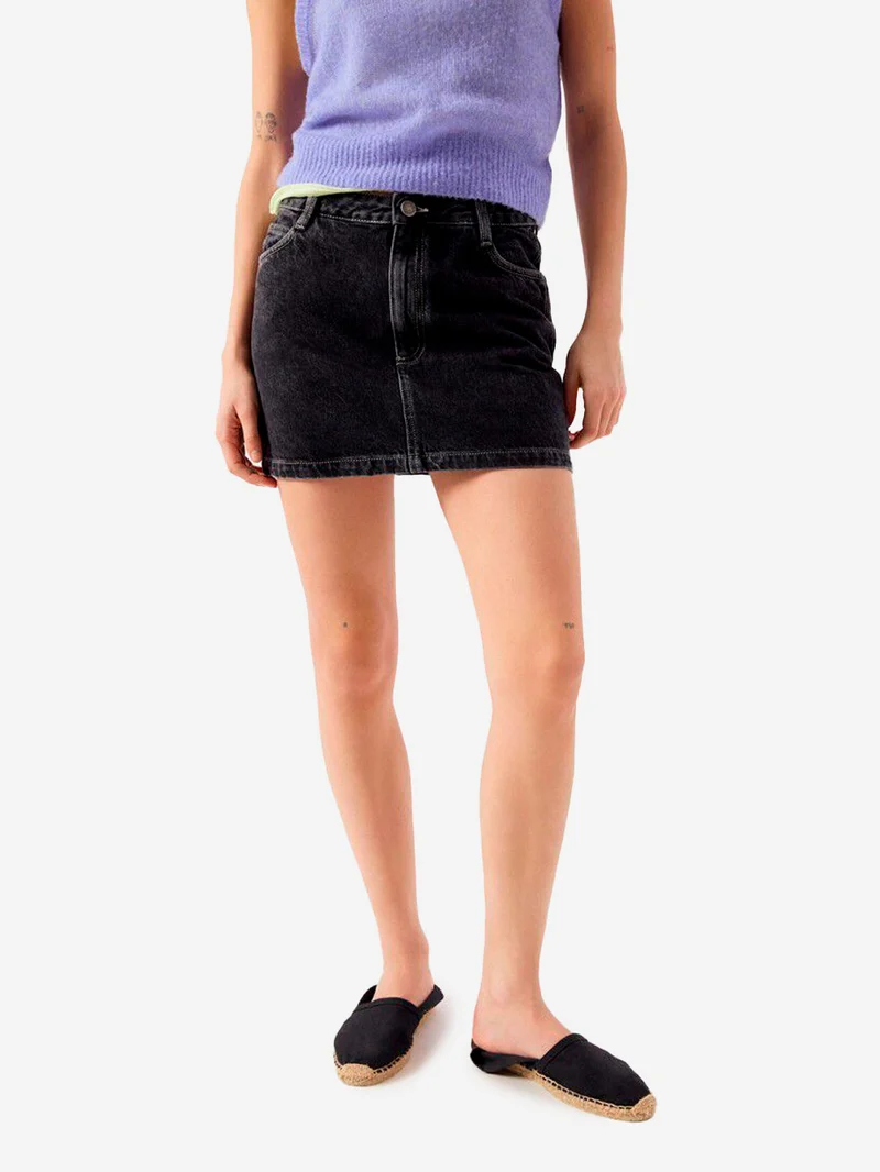Gonna corta in denim nero con cinque tasche