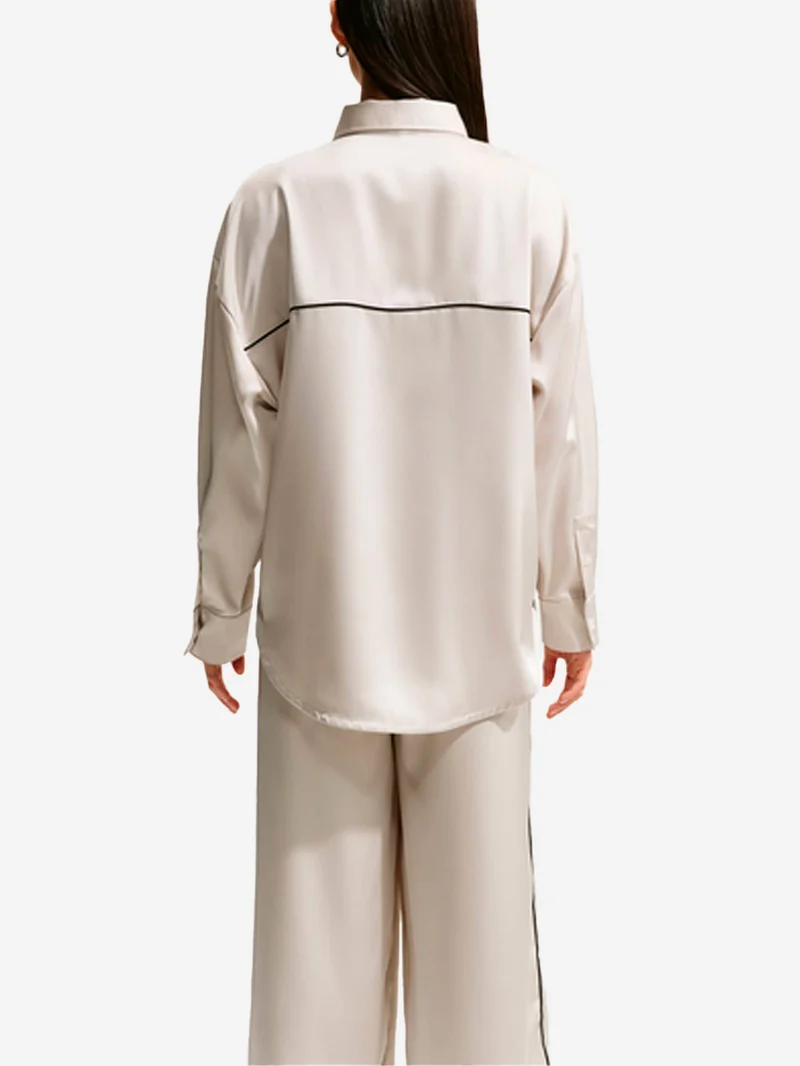 Camicia oversize satinata chiara con piping
