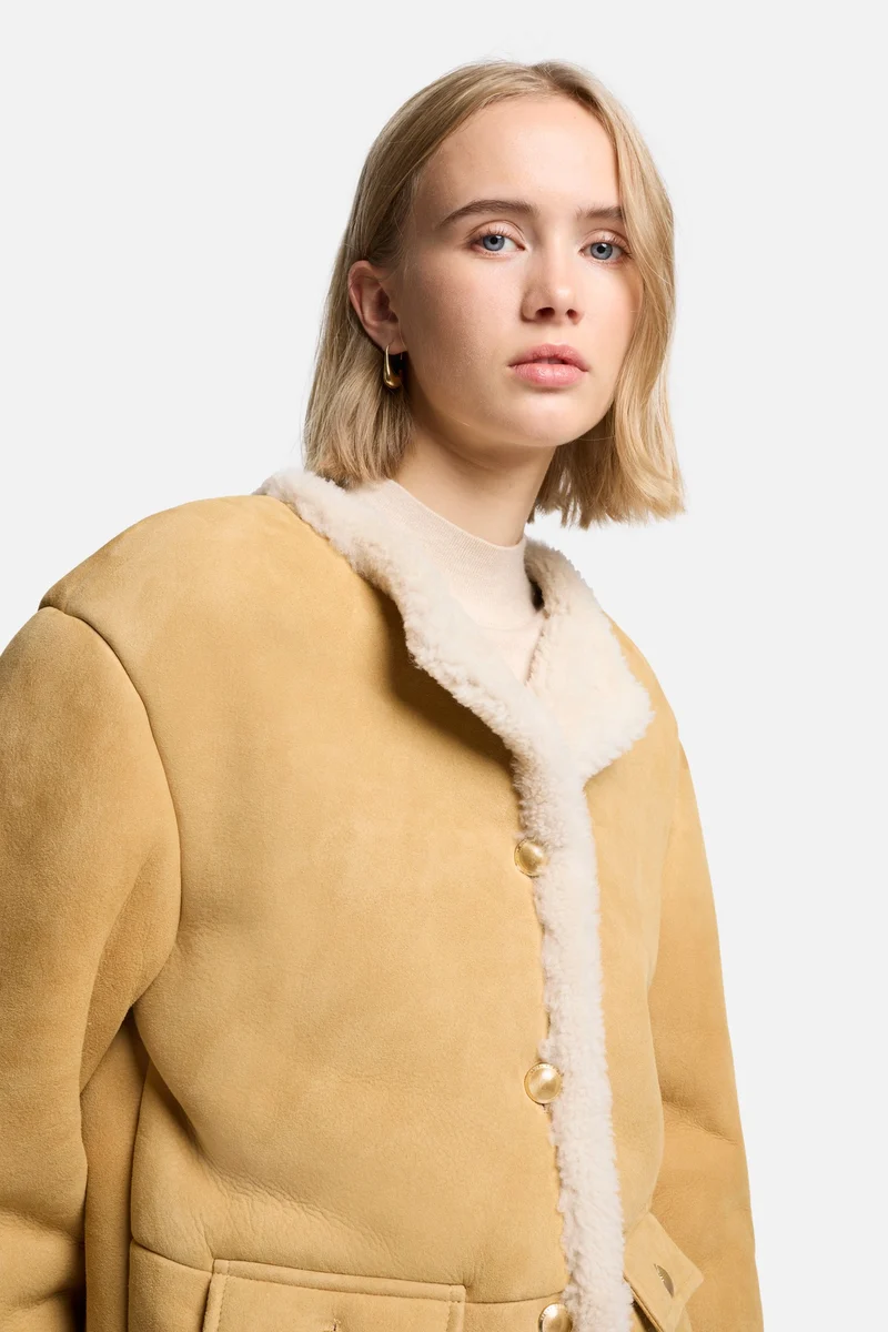 Cropped Shearling Jacket in Porcini