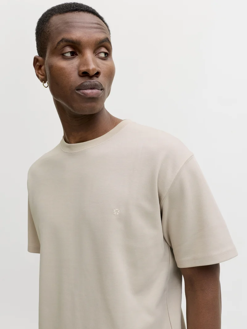 JPRBLAETHAN SS LOGO TEE SN, Ancient Scroll