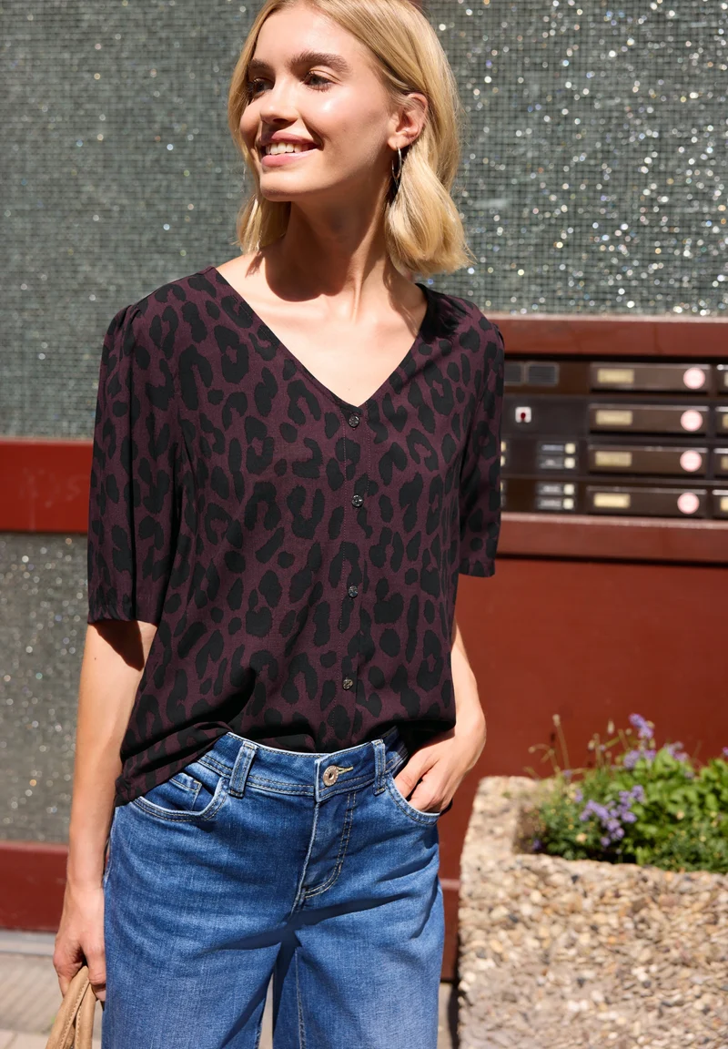 Studio_Buttoned V-neck blouse, very berry