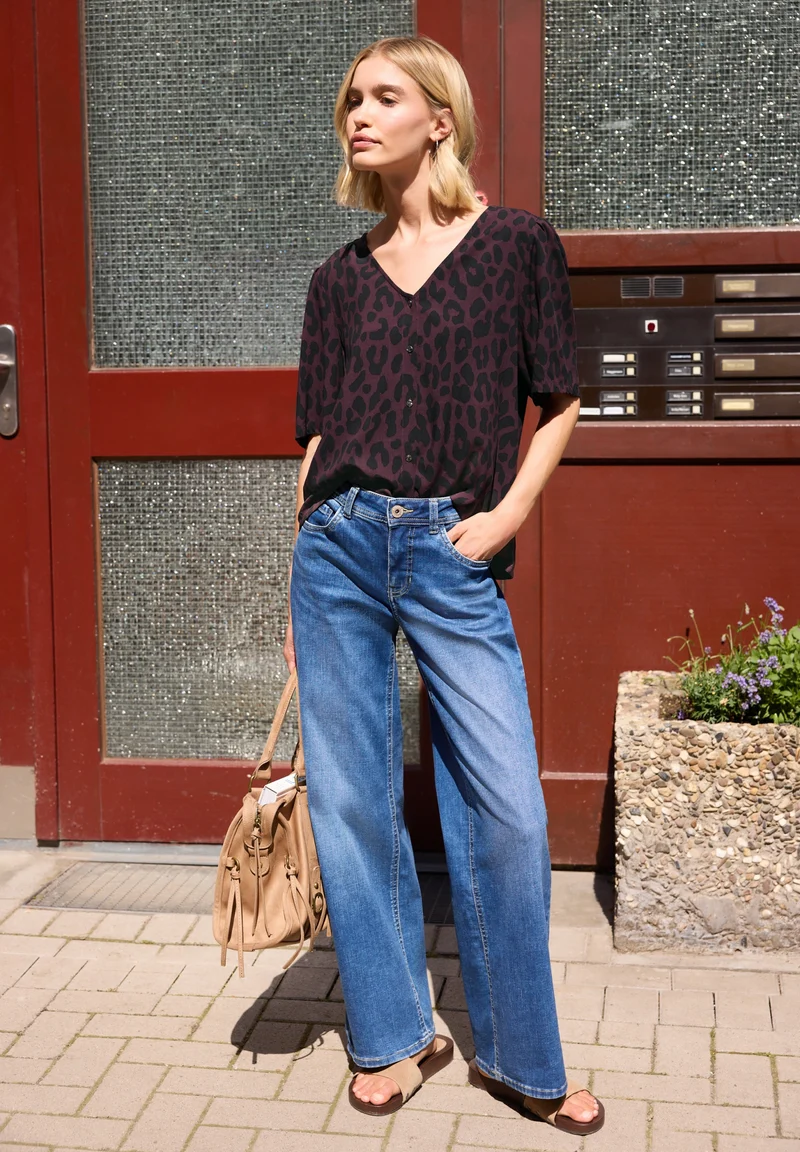 Studio_Buttoned V-neck blouse, very berry