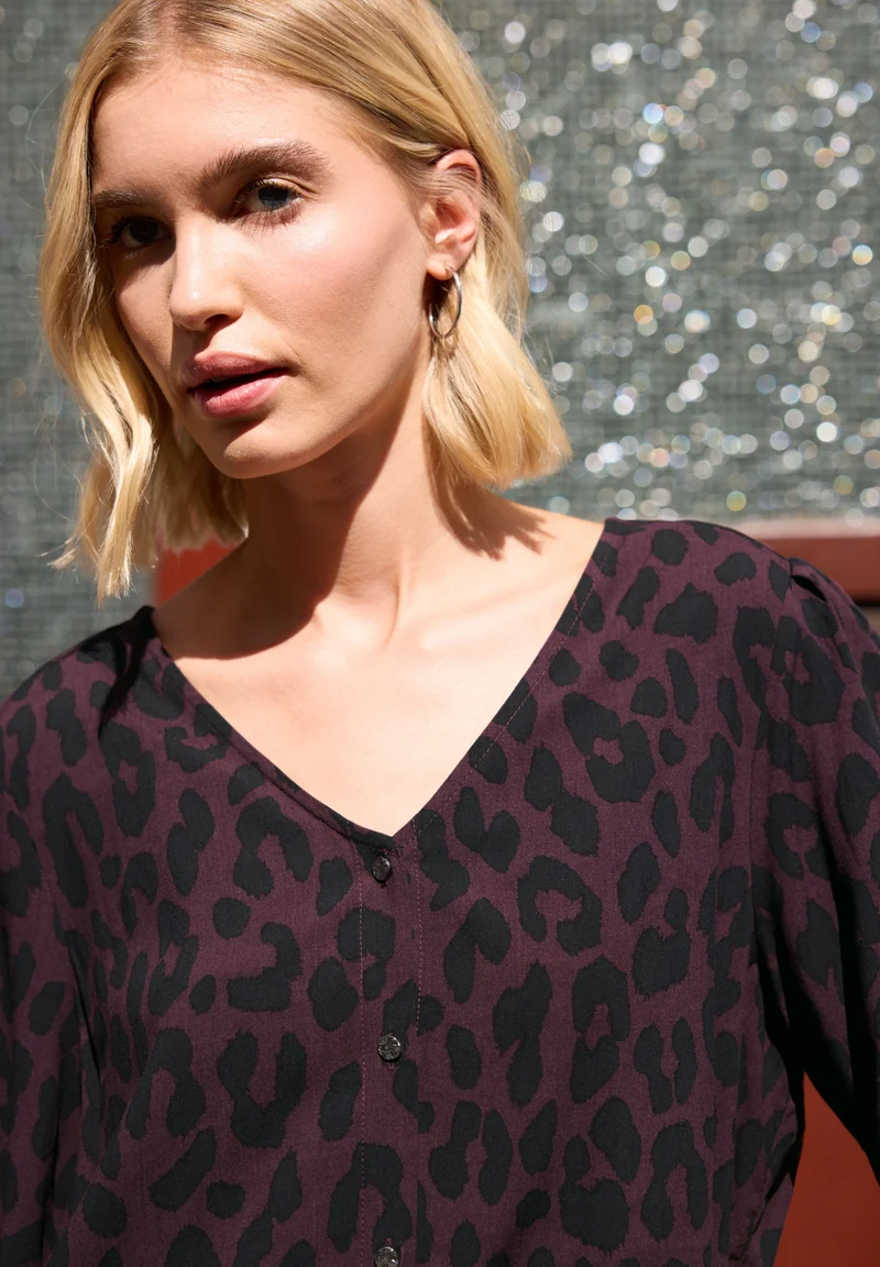 Studio_Buttoned V-neck blouse, very berry