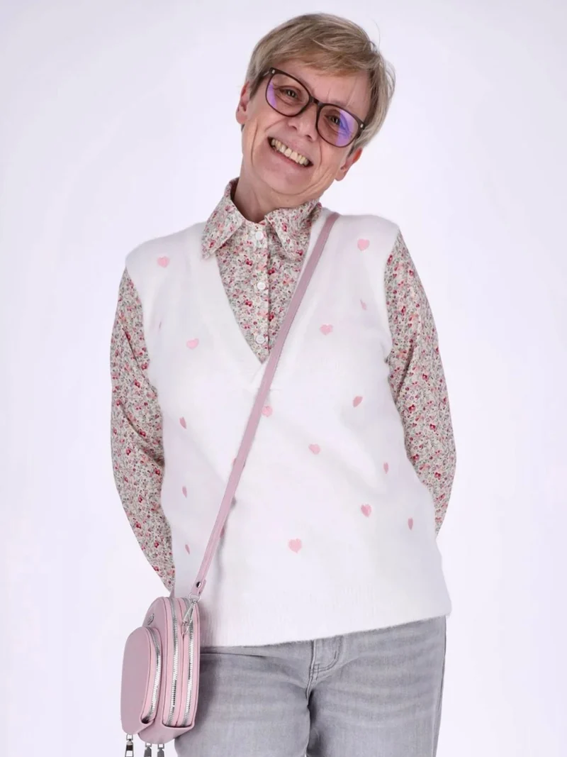 Damen 2-in-1 Strick-Pullunder mit Bluse und Herzmuster – Weiß