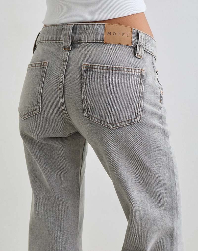 Jeans mit niedriger Leibhöhe und ausgestelltem Bein in gebleichtem Grau