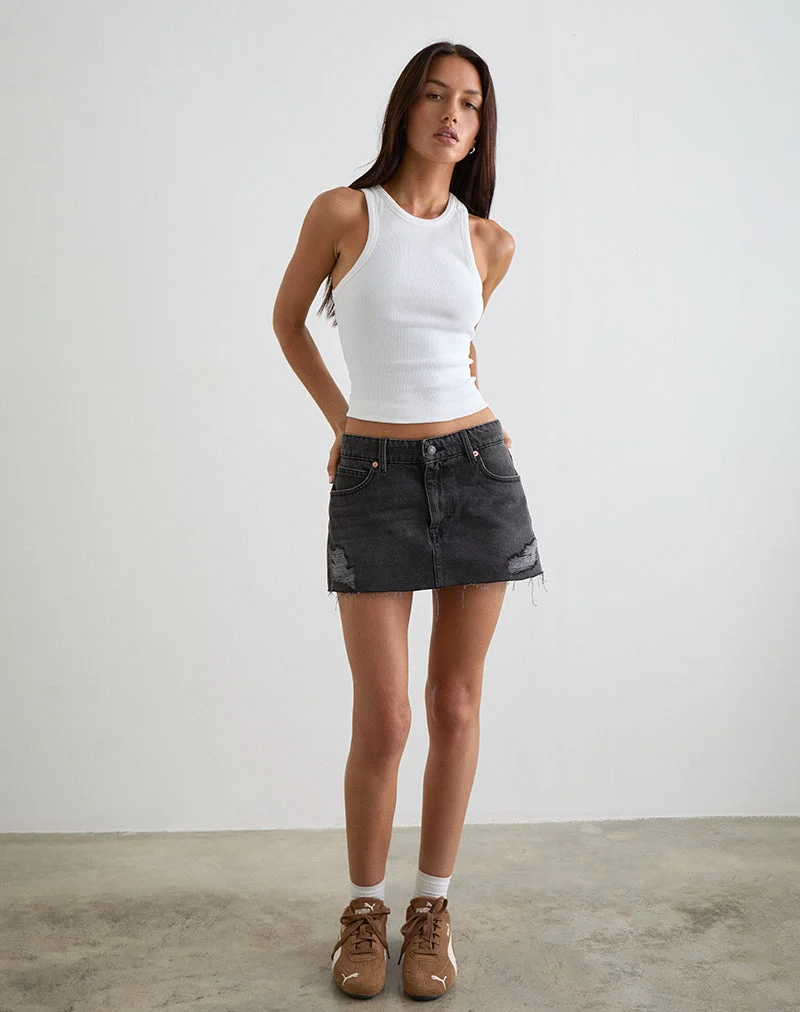 Minirock aus Denim mit zerrissenen, unversäuberten Säumen in Vintage-Schwarz