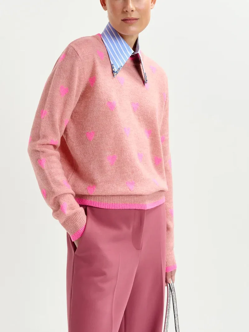 Maglione rosa con cuori intarsiati