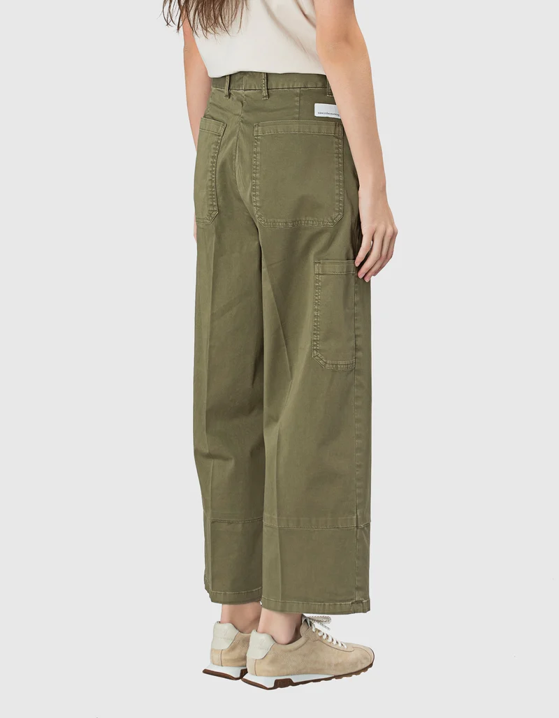 Cropped Cargo-Hose Onstage Carpenter