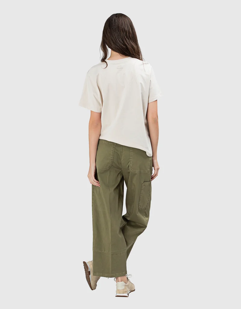 Cropped Cargo-Hose Onstage Carpenter