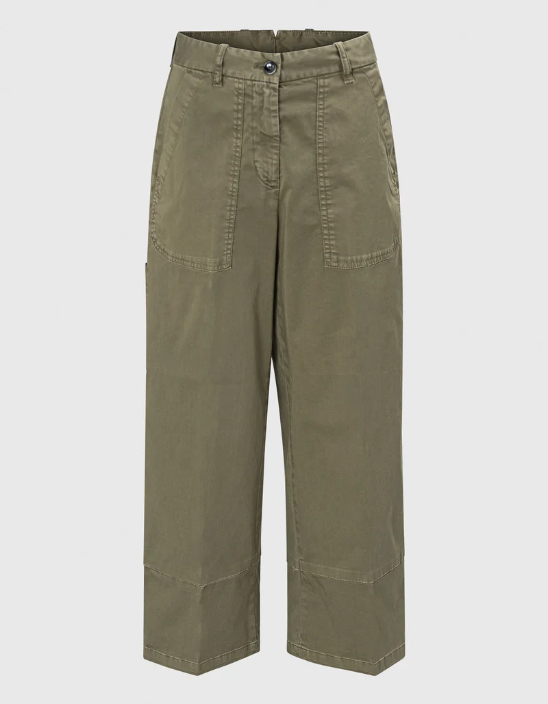 Cropped Cargo-Hose Onstage Carpenter