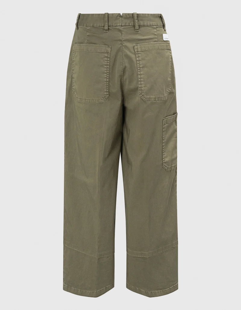 Cropped Cargo-Hose Onstage Carpenter