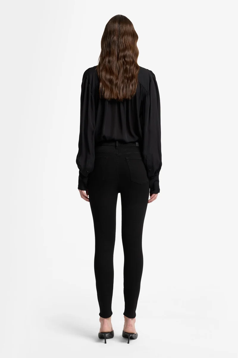 AUBREY in Slim Illusion Gravity