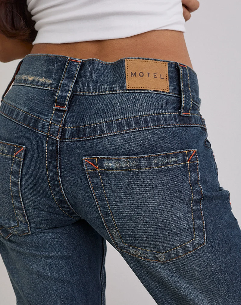 Low Rise Jeans mit gedrehter Naht in mittelblauem Farbton