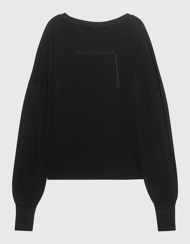 Oversize Longsleeve mit besticktem Wording und Faden-Detail