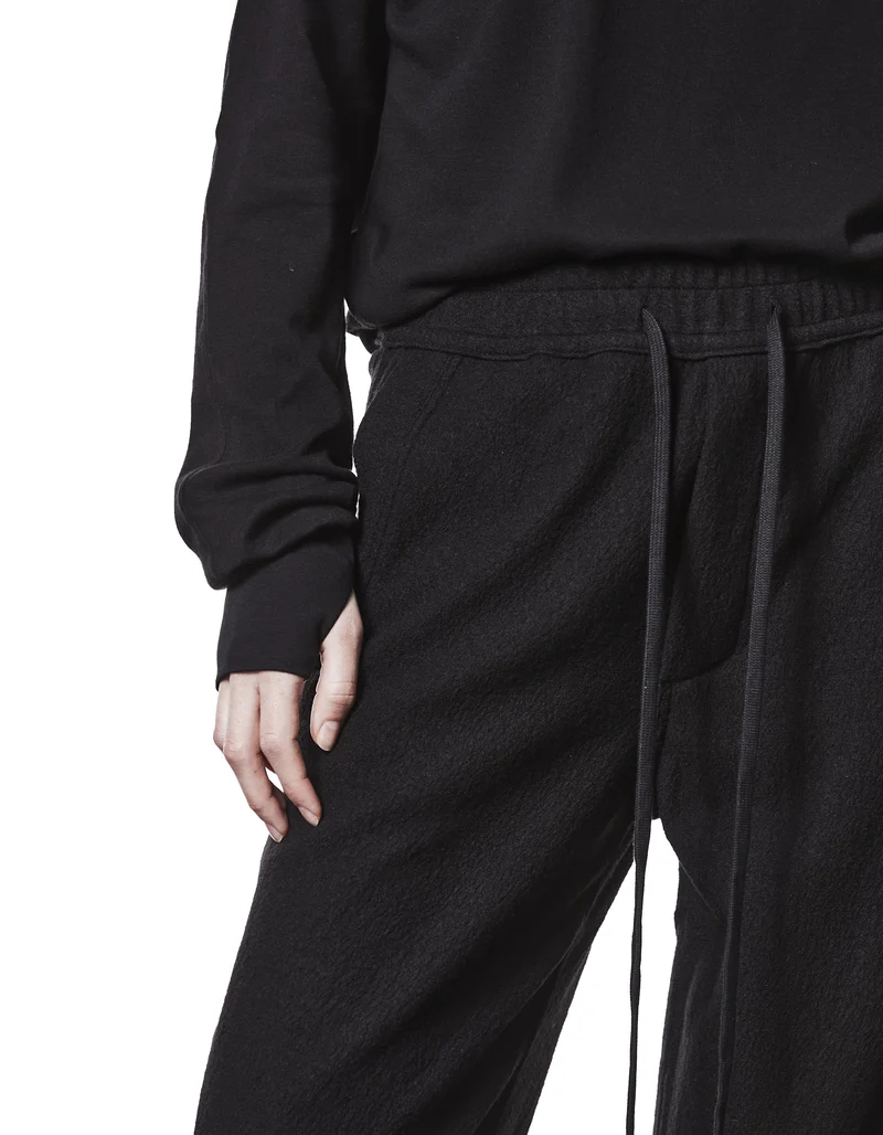 Oversize Longsleeve mit besticktem Wording und Faden-Detail