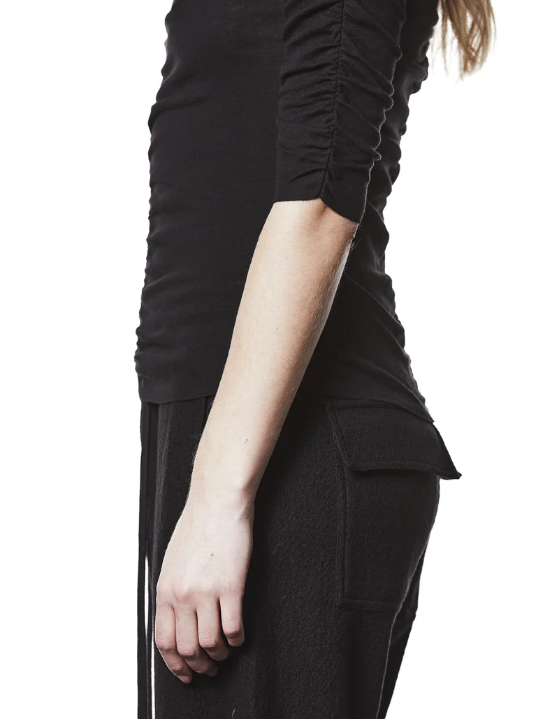 Slim-Fit Longsleeve mit asymmetrischem Ausschnitt