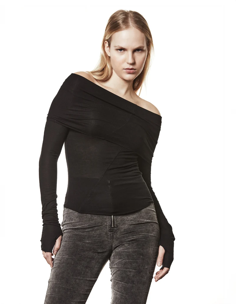 Off-Shoulder Longsleeve