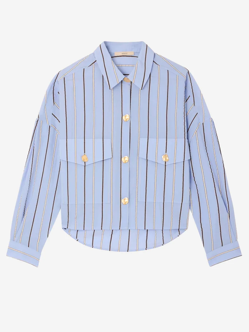 Camicia celeste a righe con tasche e bottoni gioiello