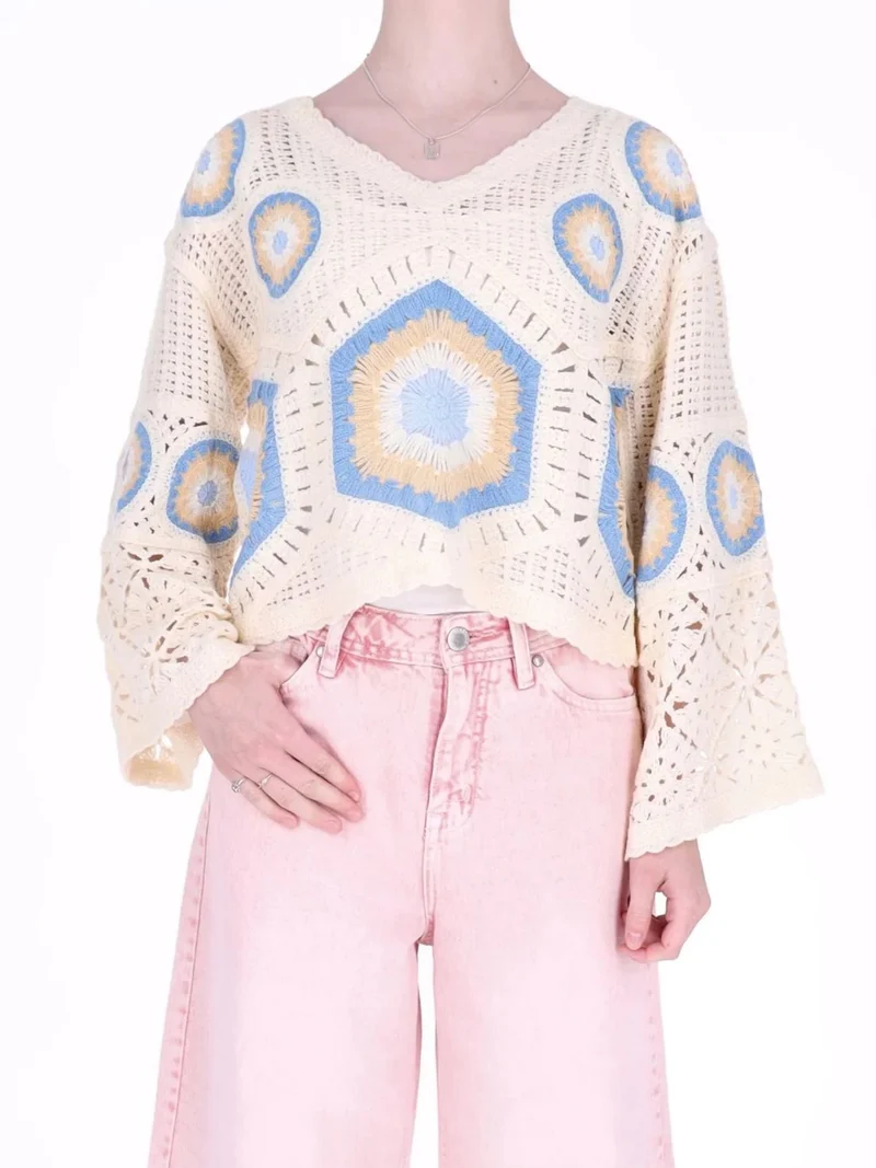 Cremefarbener Damen Häkelpullover im Boho-Stil mit blauem Muster