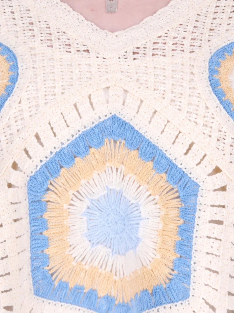 Cremefarbener Damen Häkelpullover im Boho-Stil mit blauem Muster