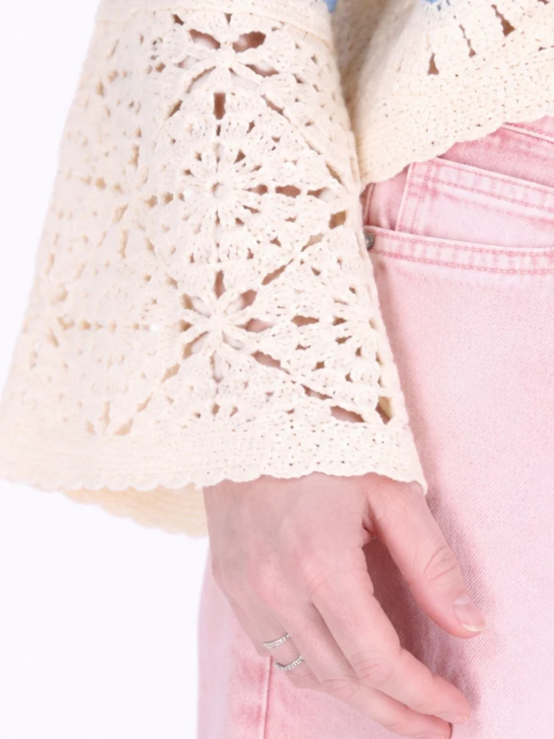 Cremefarbener Damen Häkelpullover im Boho-Stil mit blauem Muster