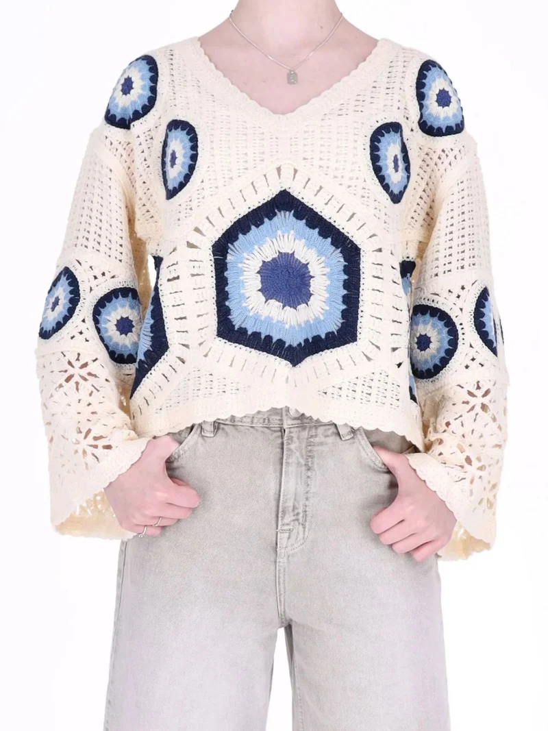 Cremefarbener Damen Häkelpullover im Boho-Stil mit blauem Muster