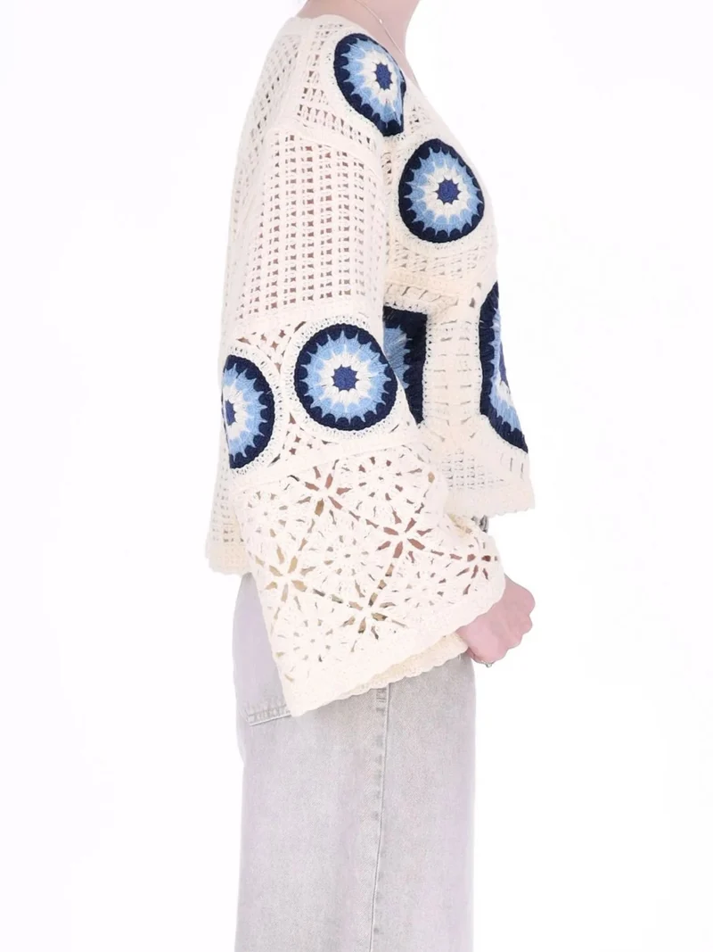 Cremefarbener Damen Häkelpullover im Boho-Stil mit blauem Muster