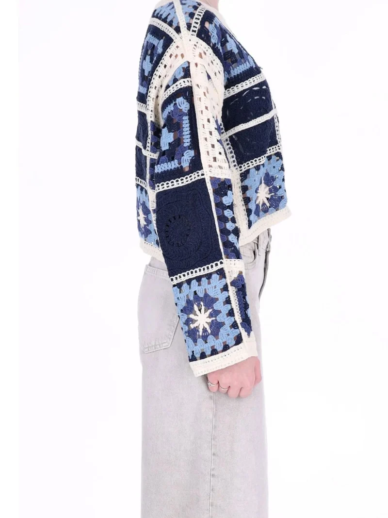 Damen Häkelpullover im Boho-Stil mit Patchwork-Muster – Blau & Creme