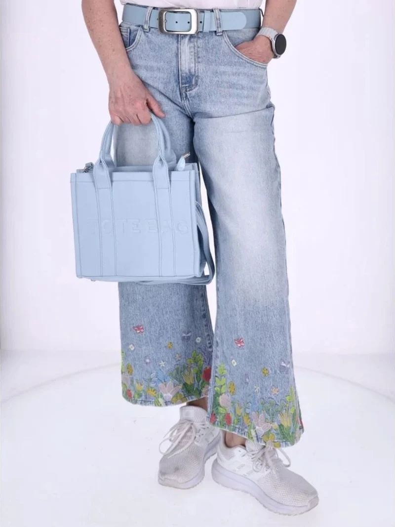 Damen-Jeans „Wiese“ mit Blumen- und Schmetterlings-Stickerei