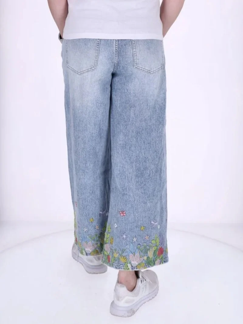 Damen-Jeans „Wiese“ mit Blumen- und Schmetterlings-Stickerei