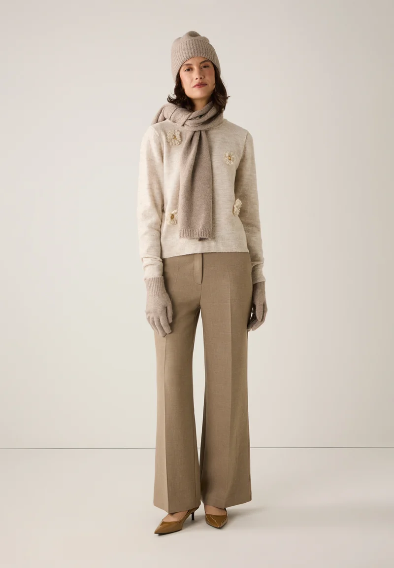 Pullover with Flowers, powder creme melange