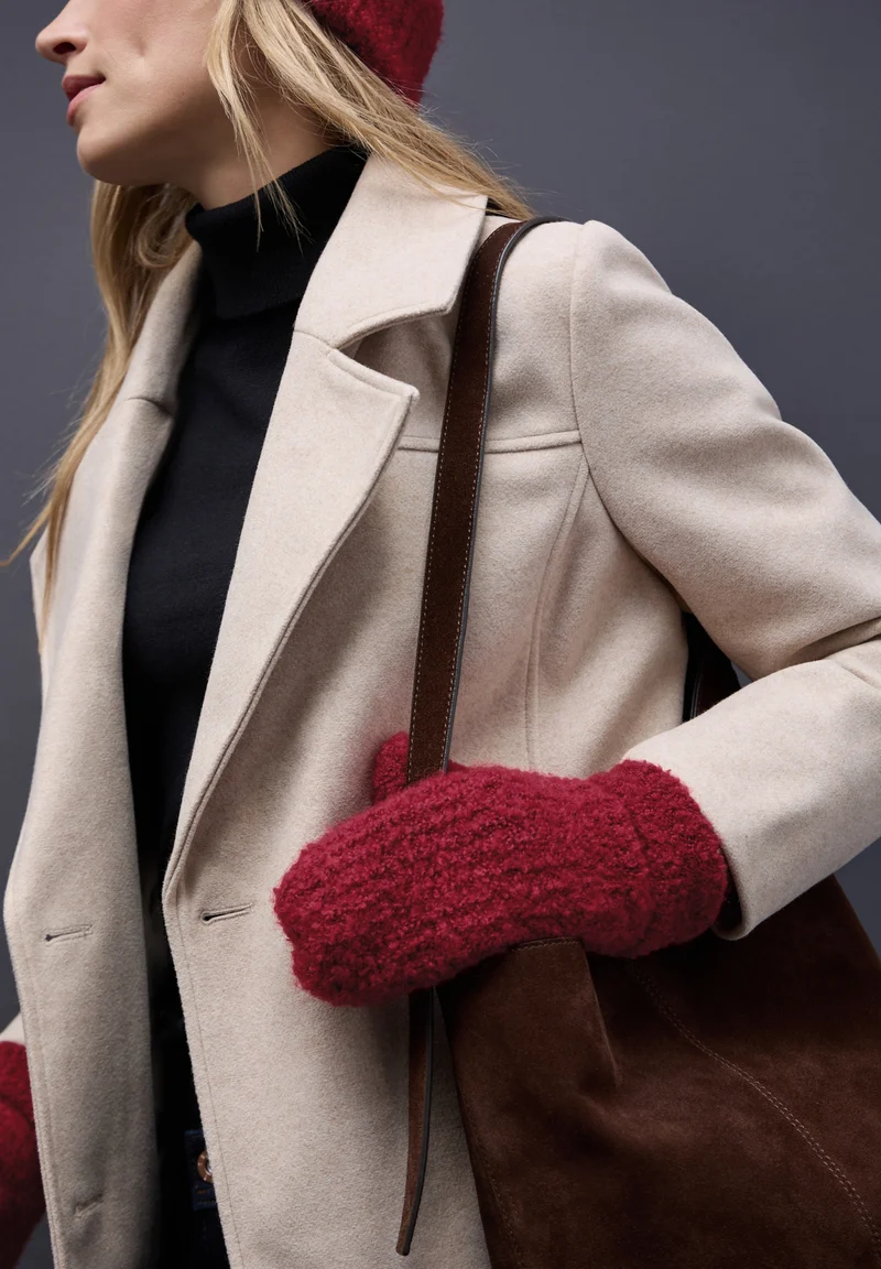 OP_Boucle Knit Gloves_Boucle K, carpet red