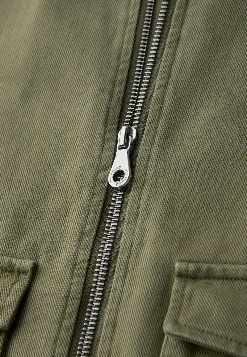 Washed Cotton Jkt w. Stand Up, Dark Vetiver Green