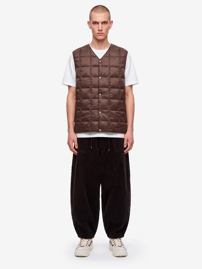 Gilet marrone imbottito in piuma con scollo a V