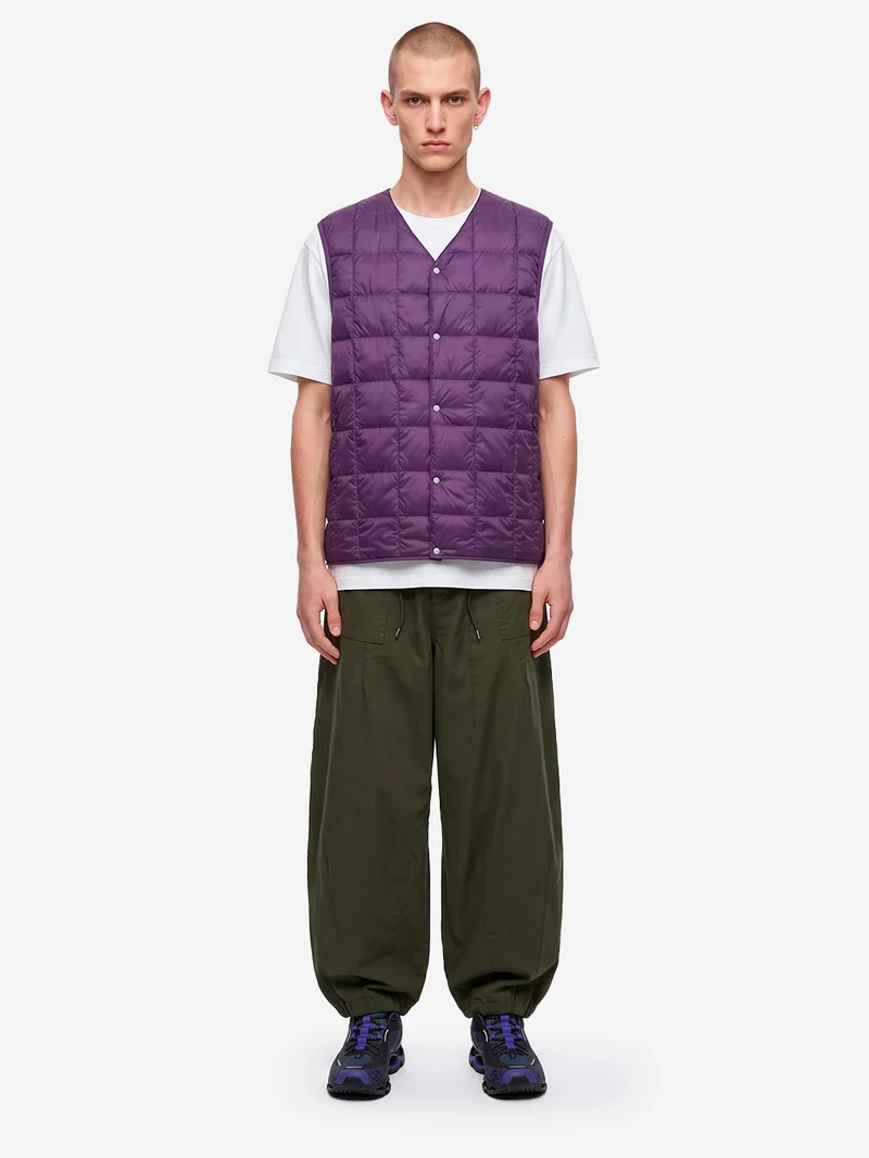 Gilet viola imbottito in piuma con scollo a V